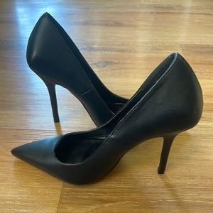 Lulu’s Neona Black Pointed-Toe Pumps